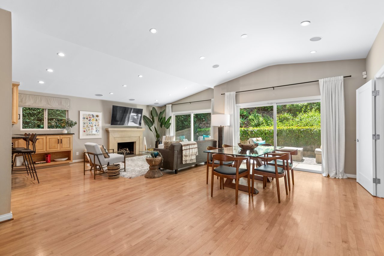 1585 Benedict Canyon Dr 