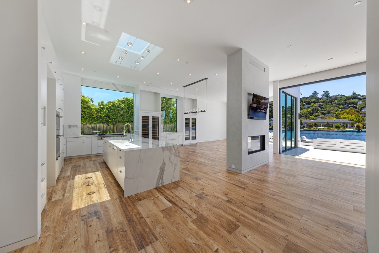 Contemporary Retreat on the Belvedere Lagoon