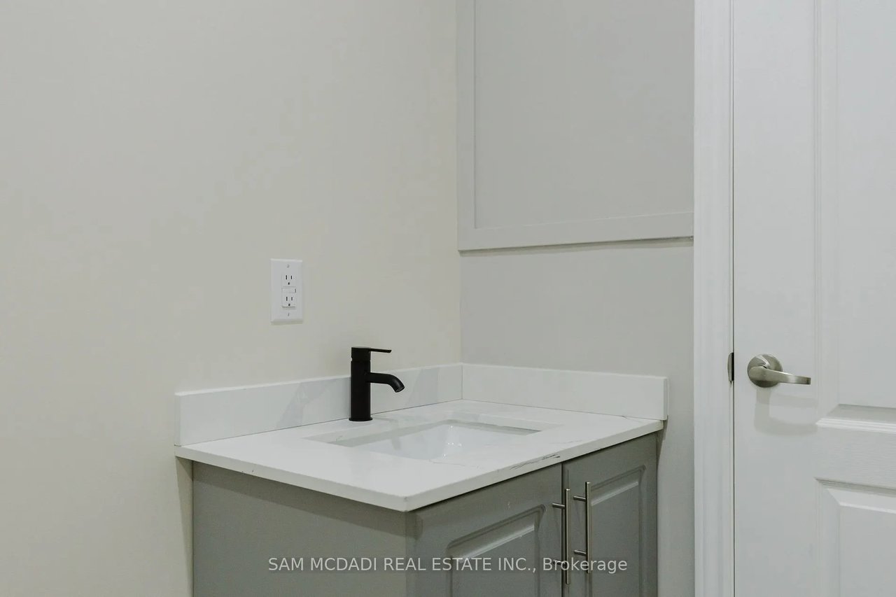 Single Office - 728 Main St E