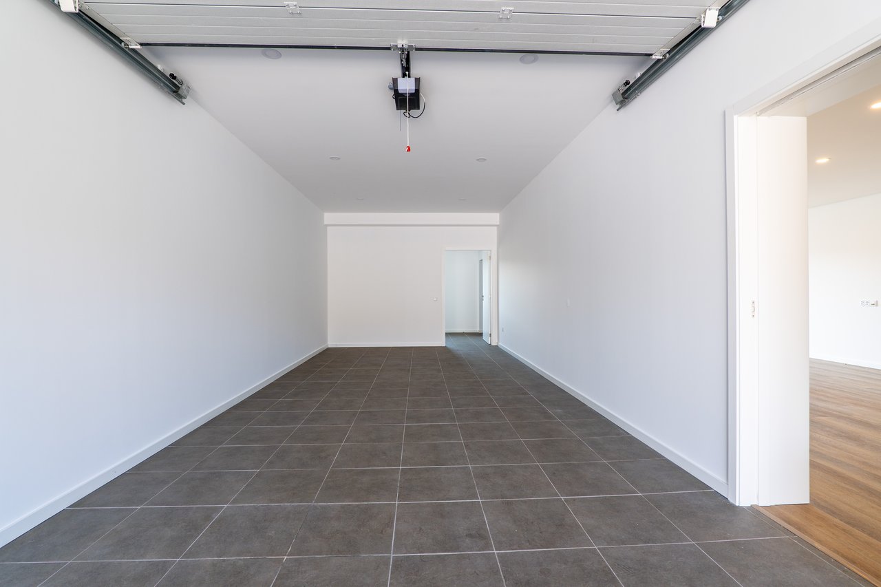  3-Bedroom Villa with Private Garage near Porto