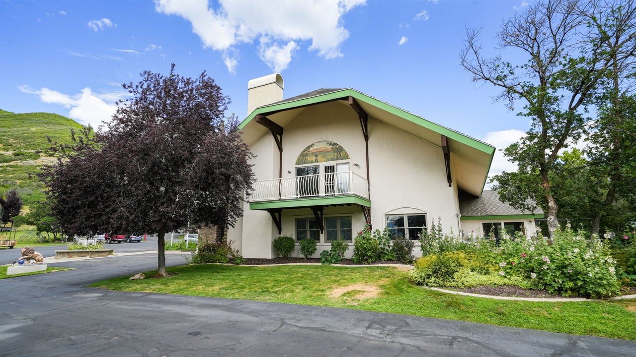 882 W Schneitter Circle