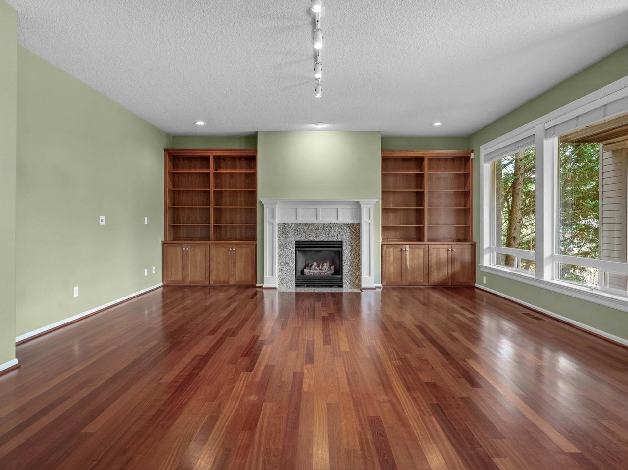 1815 NW ROSEFINCH LN