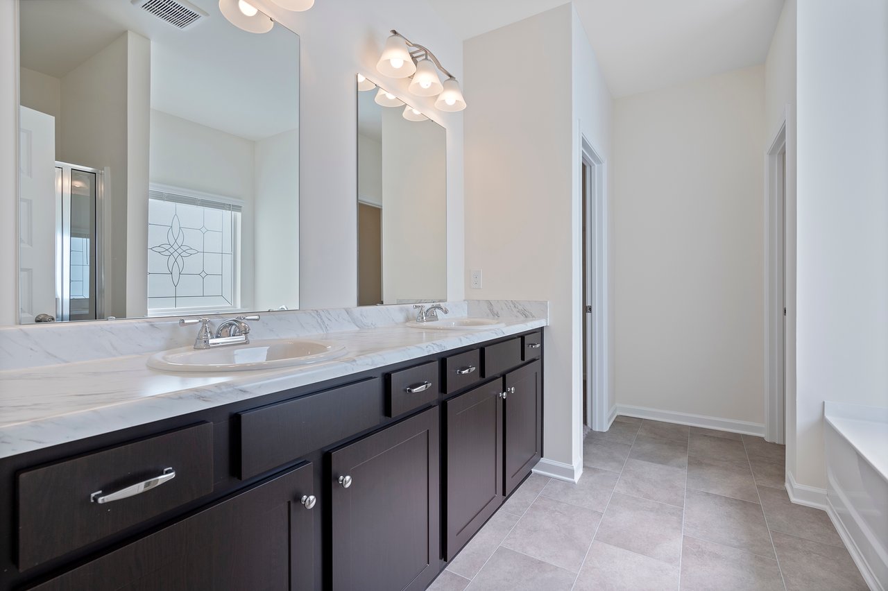 Modern 4-Bedroom Home with Scenic Mountain Views