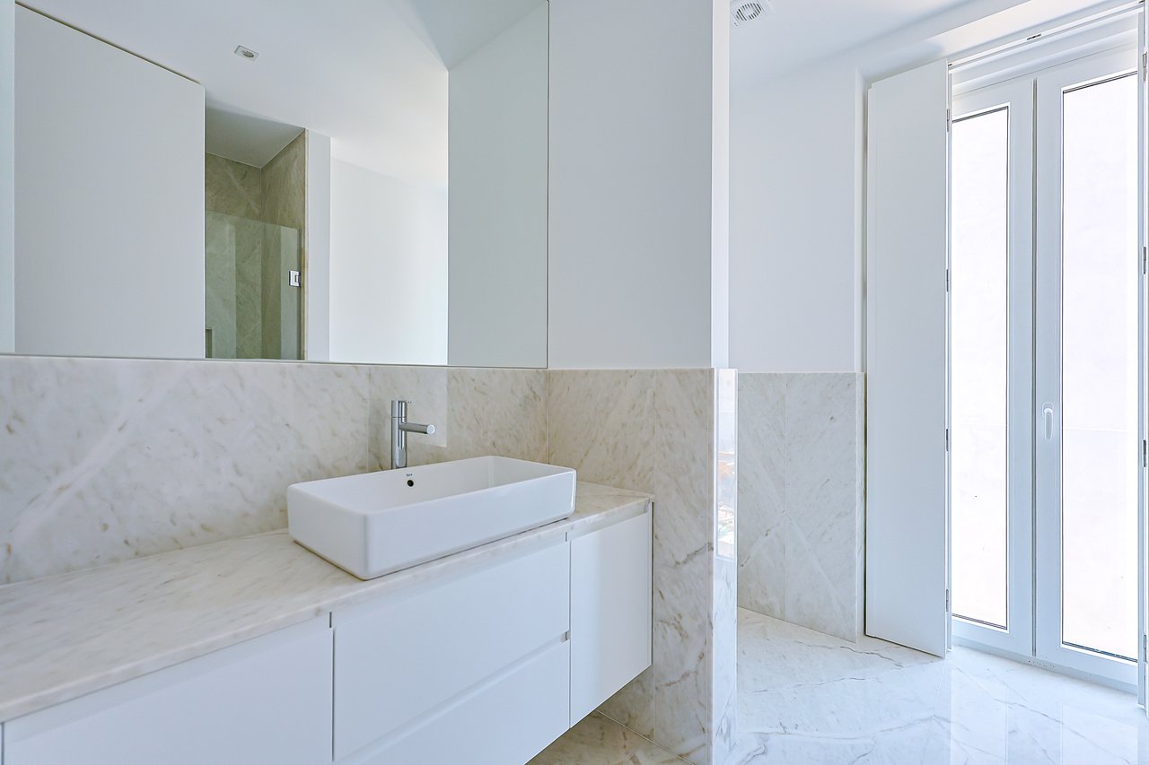 3-BDR Duplex with Sea View, Balcony & Private Lift in Monte Estoril