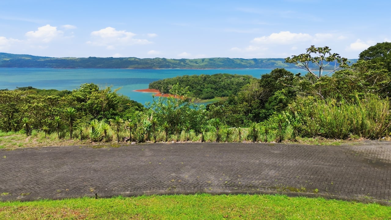 LAKEFRONT LOT - TURTLE COVE - LAKE ARENAL 