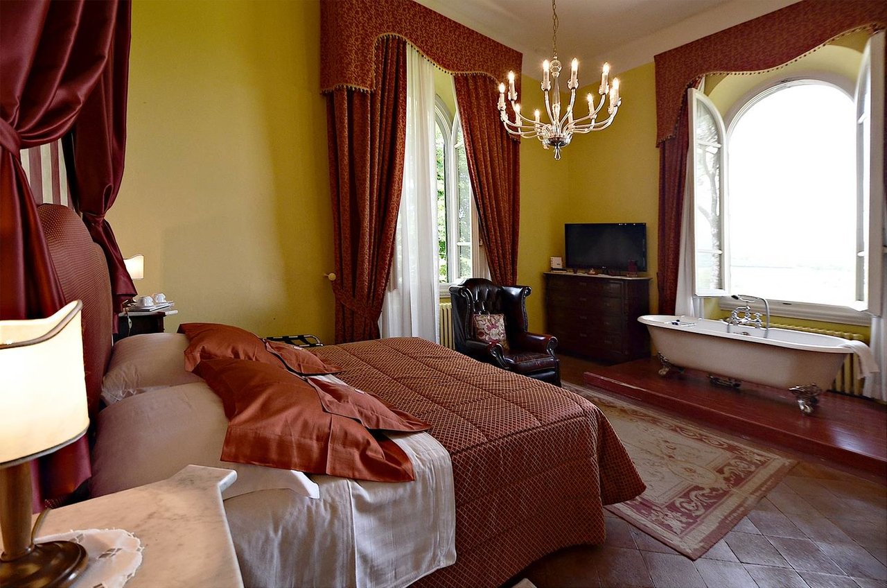 Gorgeous Florence Estate With Saltwater Pool