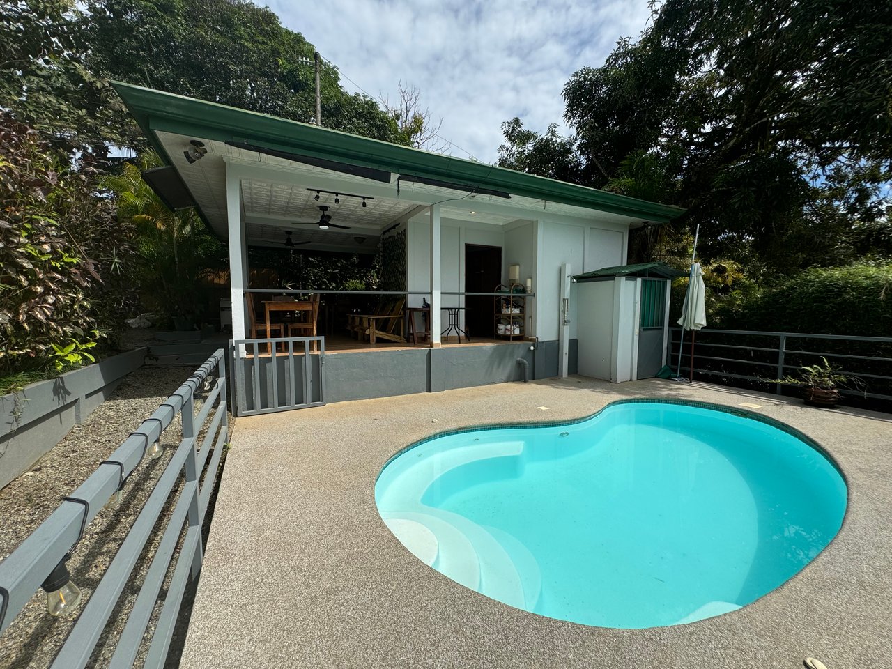 Downtown Uvita Commercial Room Rentals with Restaurant