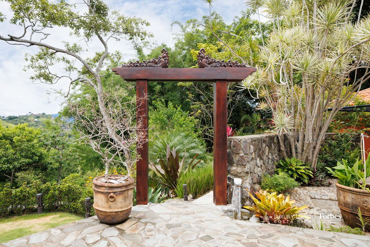 21476 - House: Balinese-Inspired Luxury Home for Sale in Atenas