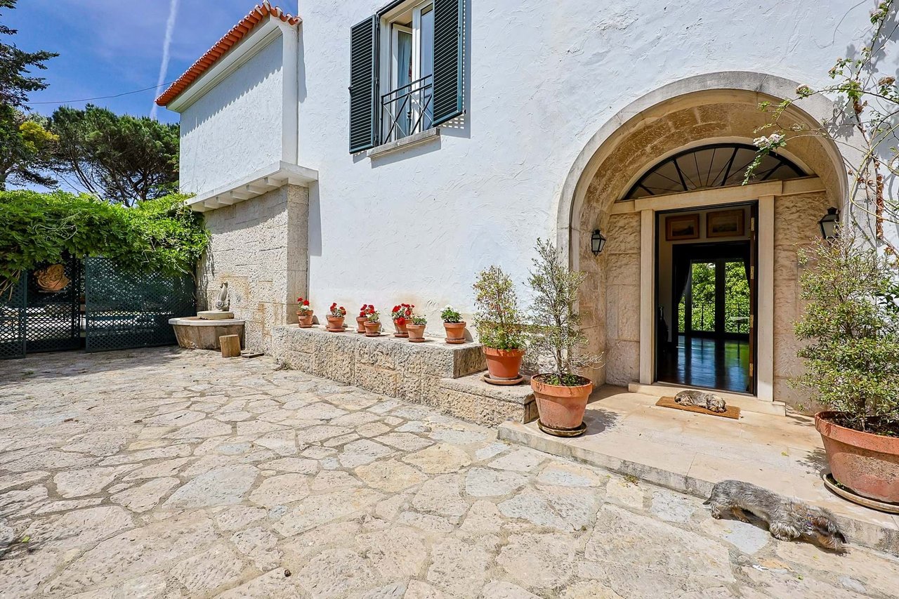 Elegant 10-Bedroom Villa with Sea Views in the Heart of Estoril