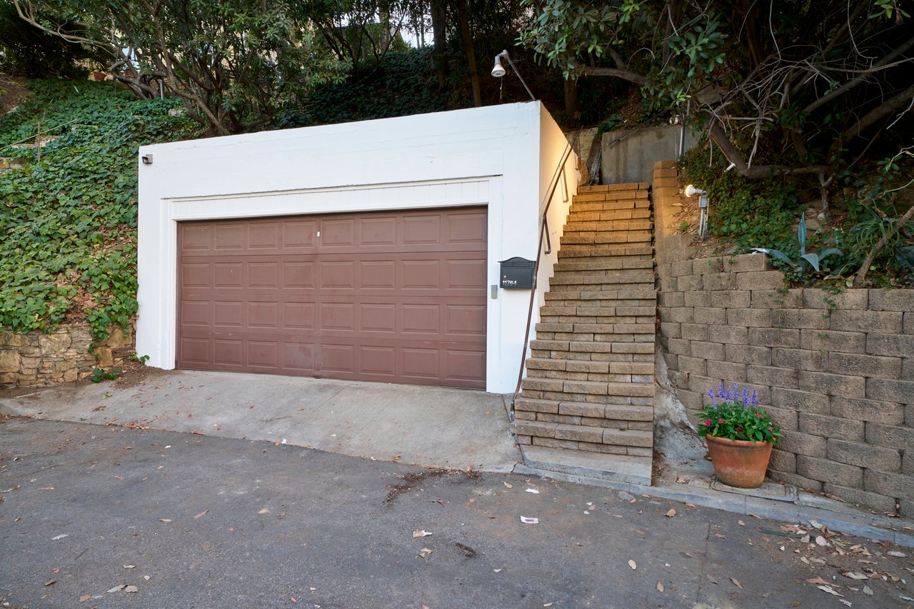 11764 Laurelcrest Drive in Studio City