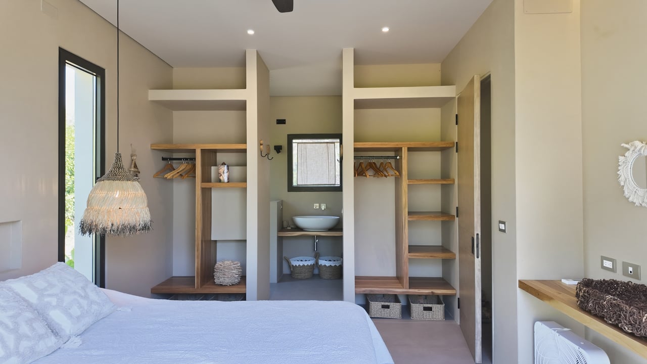 SANTA FE MODERN HOME IN CATALINA COVE | 5,410 M² LOT NEAR BEACHES