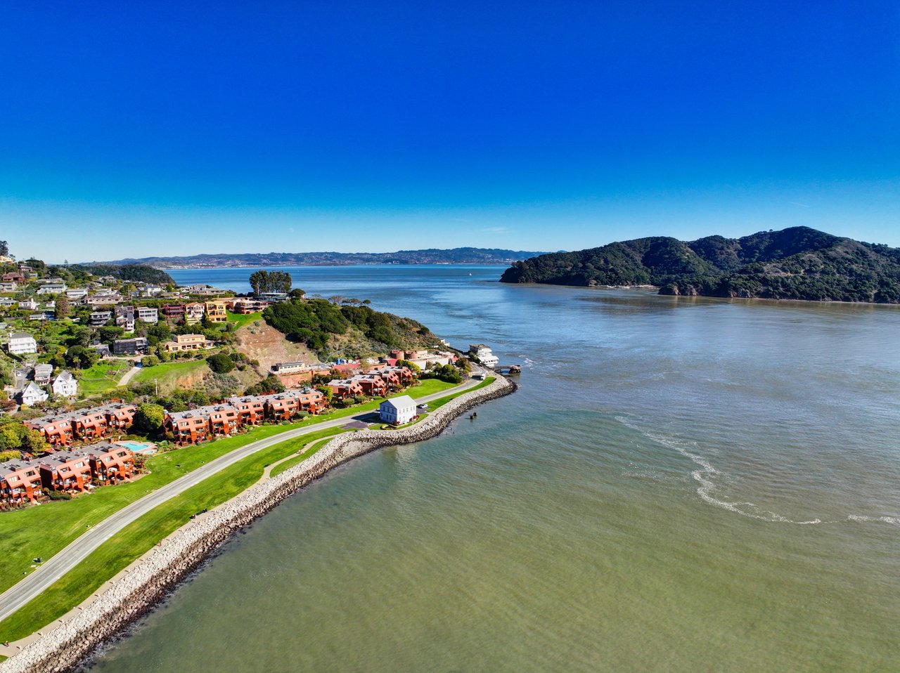 Luxurious End Unit in Point Tiburon