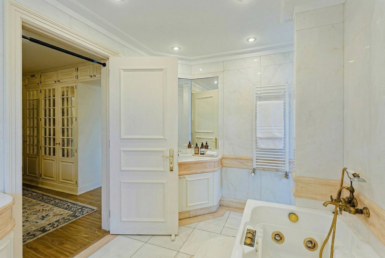 Spacious 8+2-Bedroom Villa with Pool for Rent in Cascais