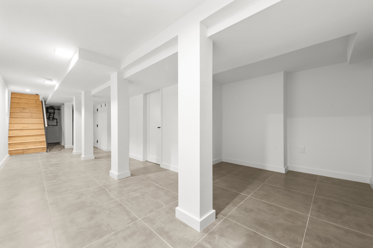 465A HALSEY Street TWNHSE