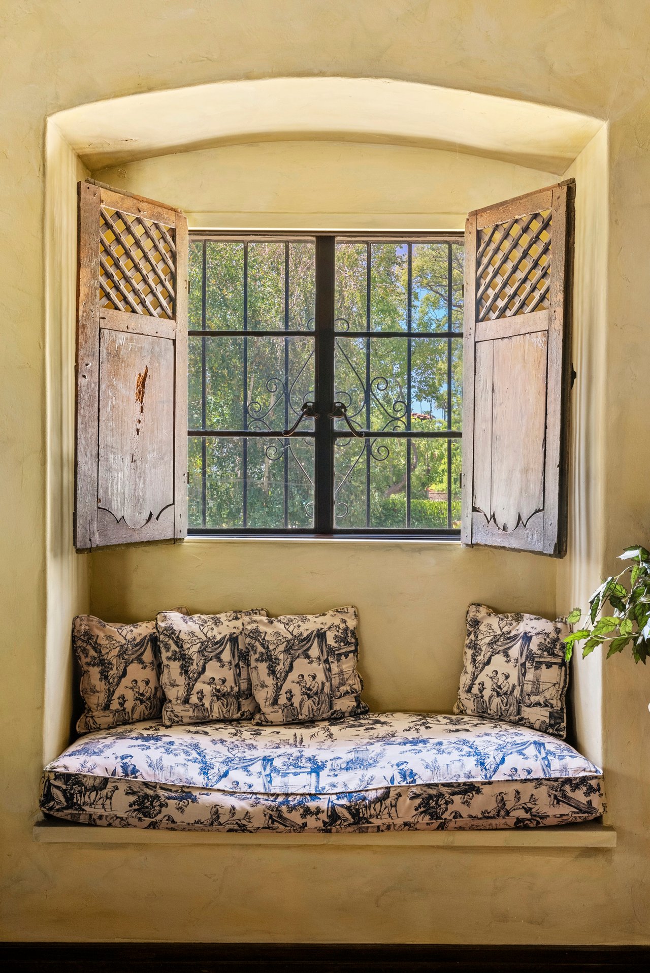 706 N Maple Dr, Beverly Hills