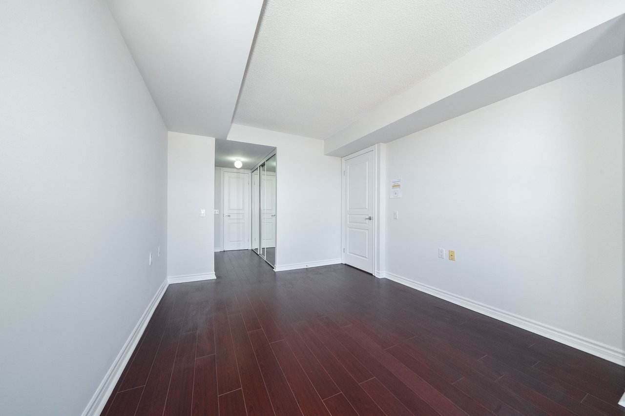 9015 Leslie Street, 807