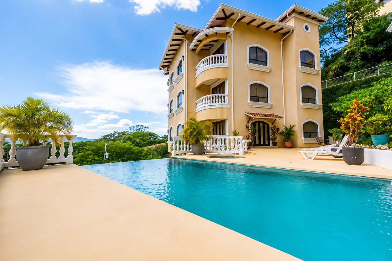 Flamingo Marina Real 11 – Move-in Ready Condo Steps from Flamingo Beach   