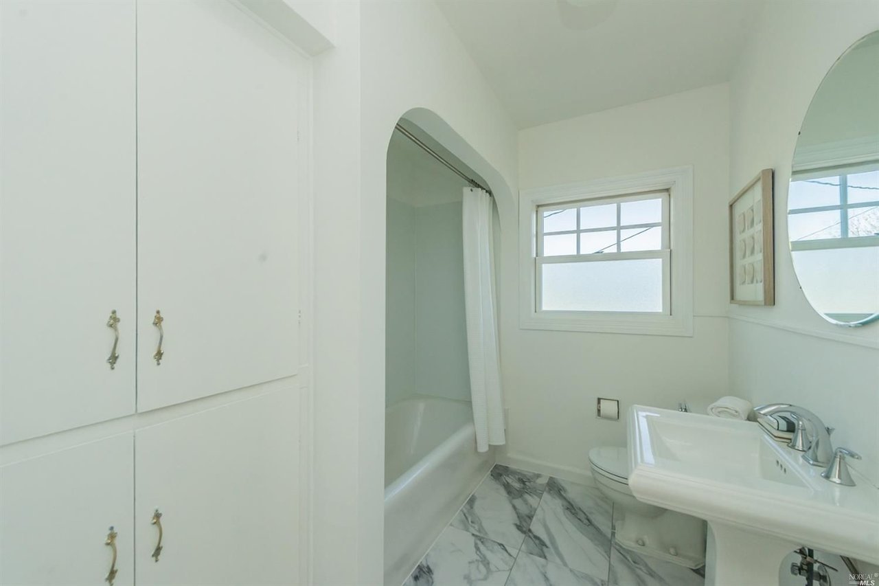 50 Oakwood Ct