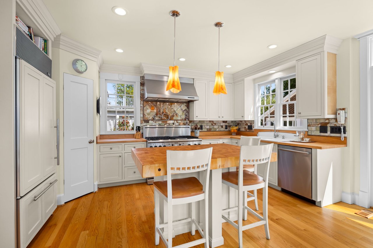 22 W OAK STREET