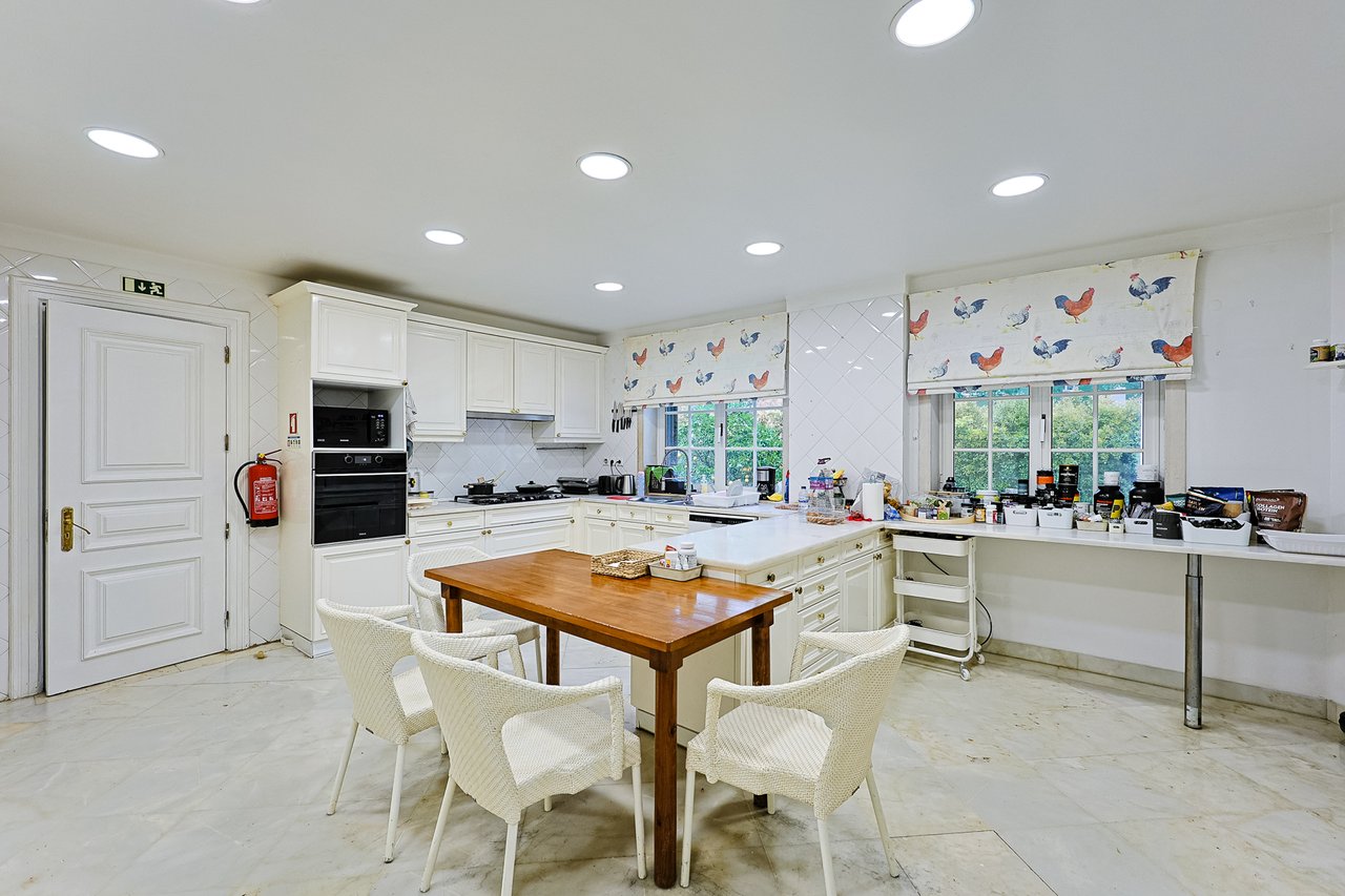 Spacious 8+2-Bedroom Villa with Pool for Rent in Cascais