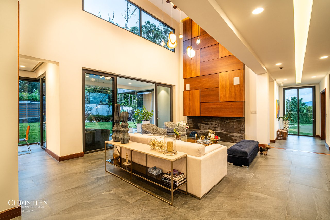 Modern Elegance with Panoramic Views – Exclusive Las Gemas Residence