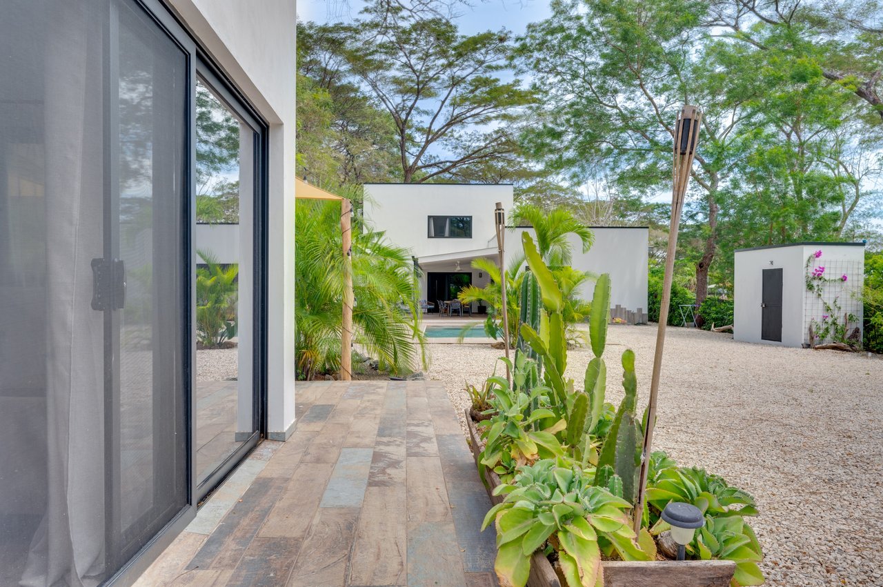 V-Jungla Cecile Refundores | Spacious Modern Villa with Pool, Guest House & Tropical Garden Near Tamarindo Beach