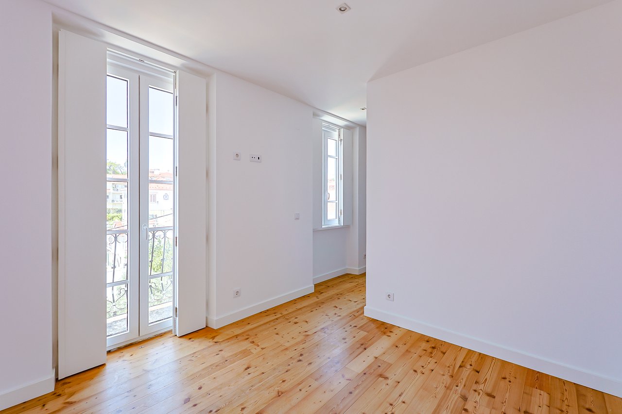 3-BDR Duplex with Sea View, Balcony & Private Lift in Monte Estoril