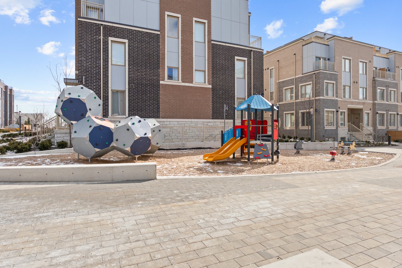 31 Honeycrisp Cres Townhouse 57