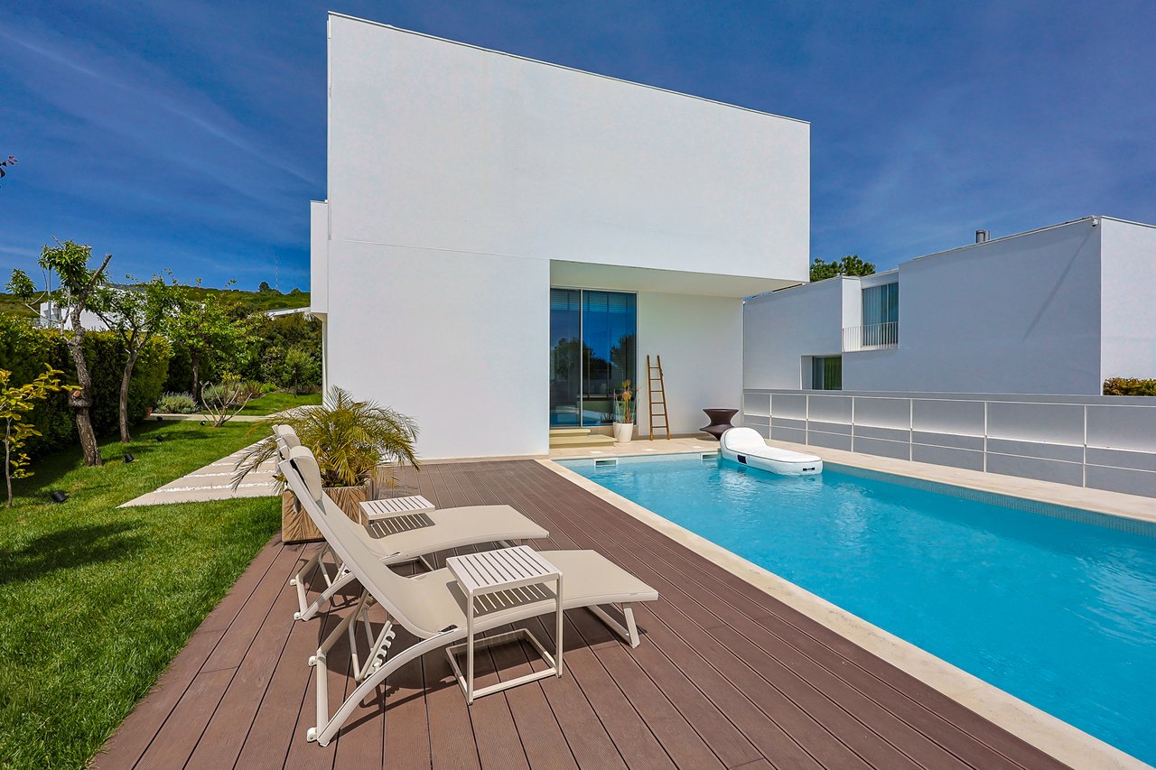 “The Green Villa” – Elegant Luxury Villa with Pool in Carnaxide, Oeiras