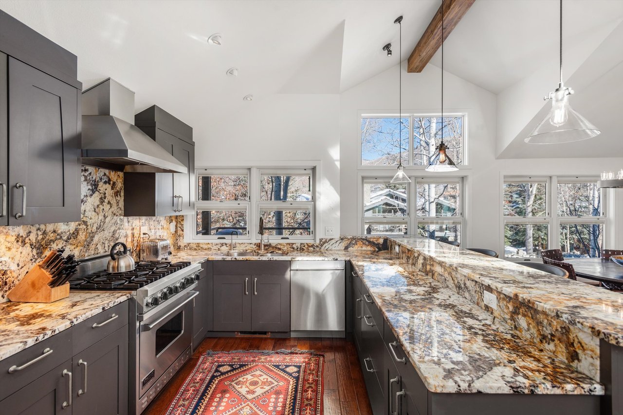 Aspen Core Luxury: Walk to the Gondola from this Spacious Townhome