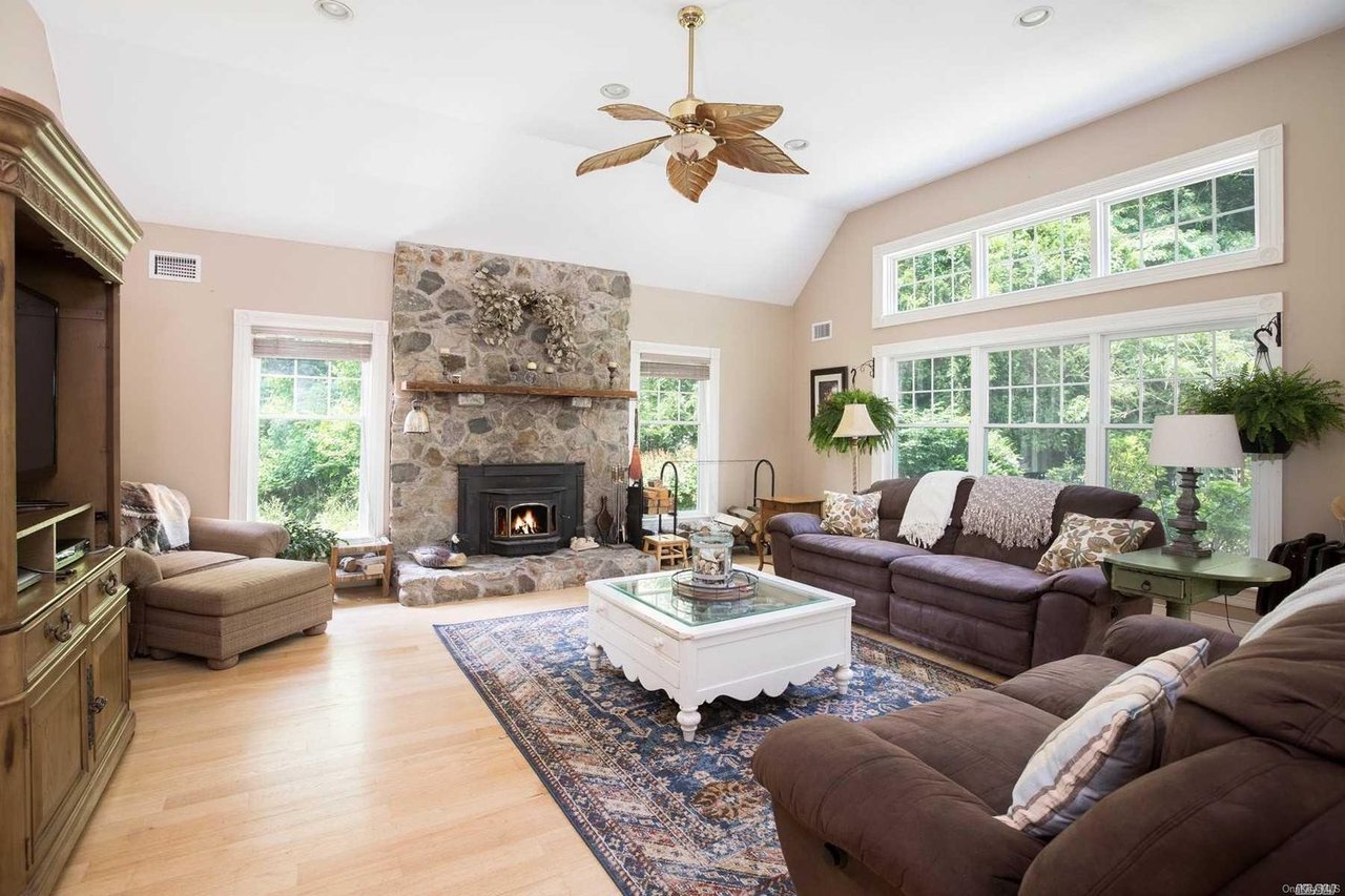 6 Bay Woods Dr