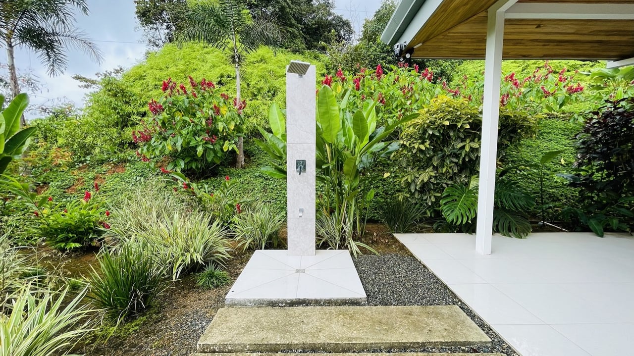 Tropical Turnkey Retreat in Gated Community