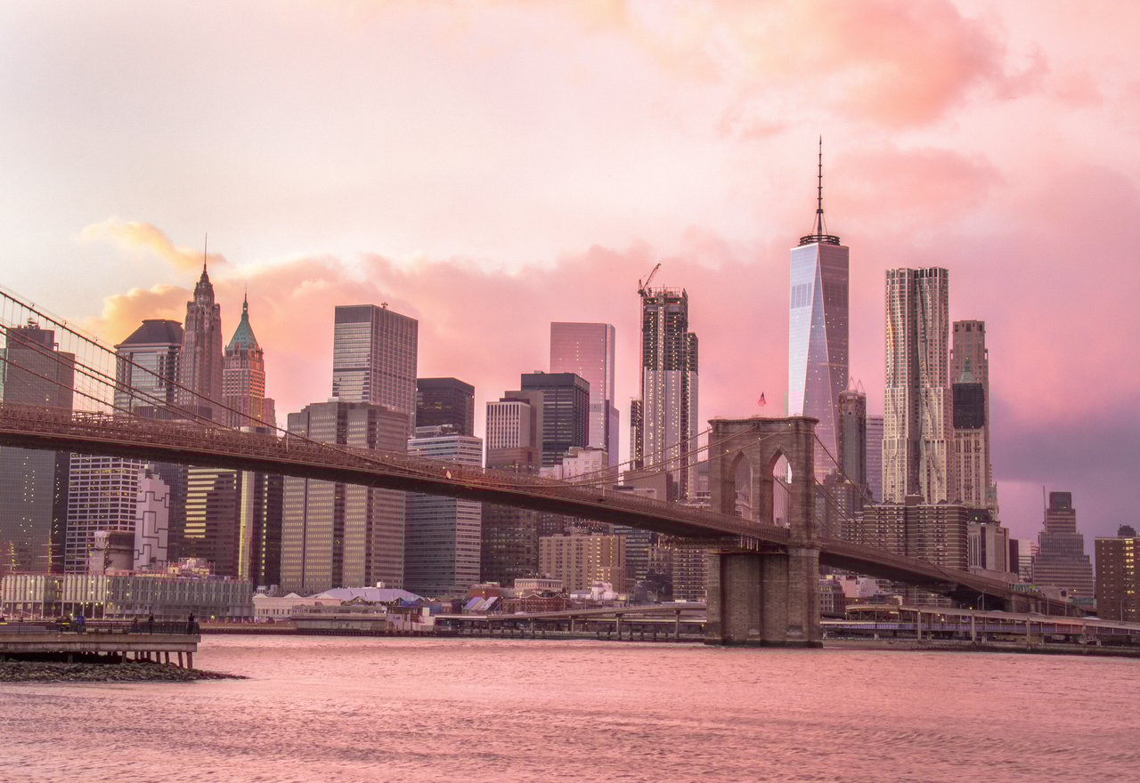 Vista de un apartamento moderno en Manhattan alquilado por una familia extranjera con la ayuda de una agente inmobiliaria experta en Nueva York