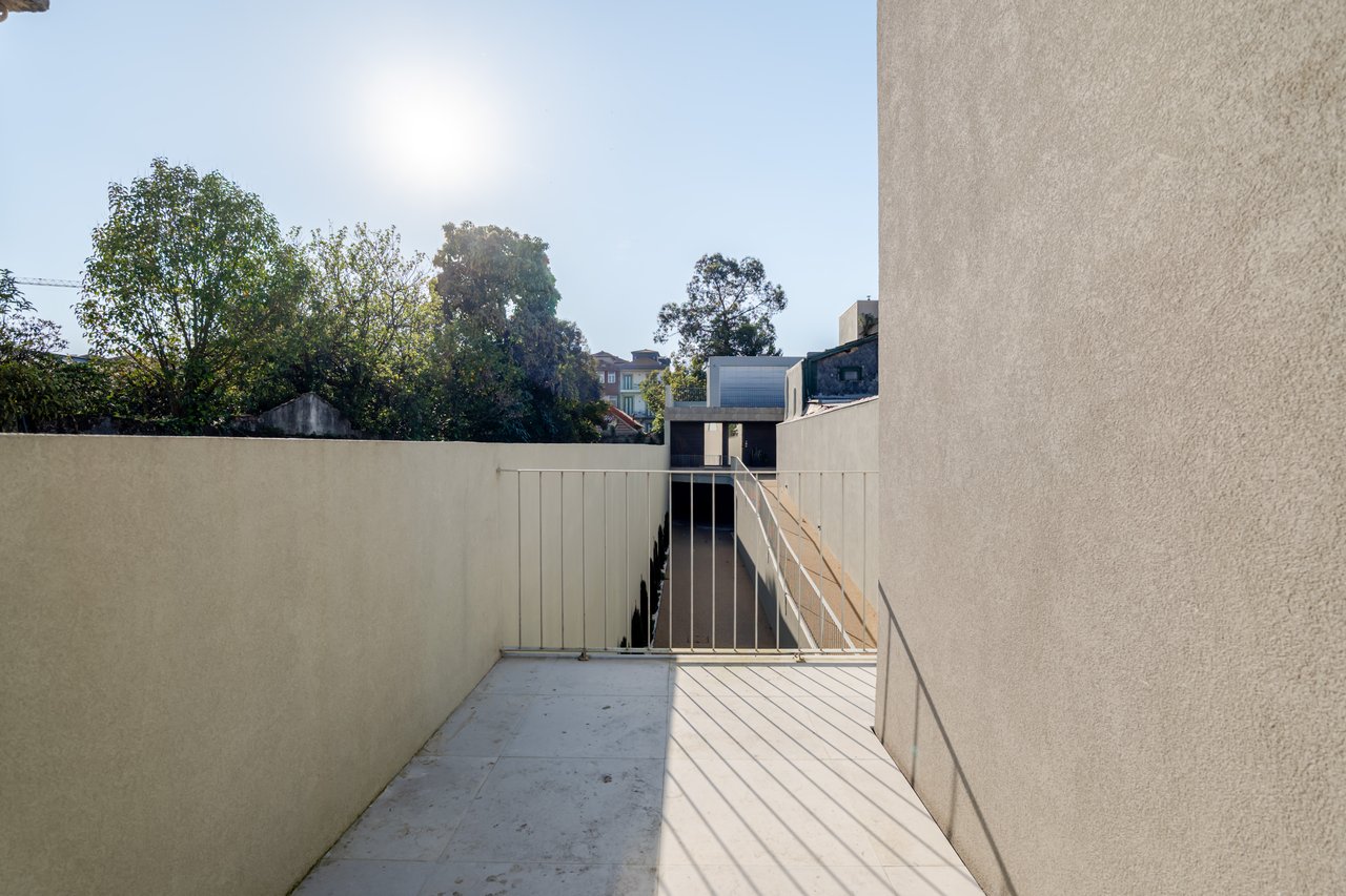 Elegant 1-Bedroom Apartment with Private Patio & Short-term Rental (AL) License in Porto’s Historic Core