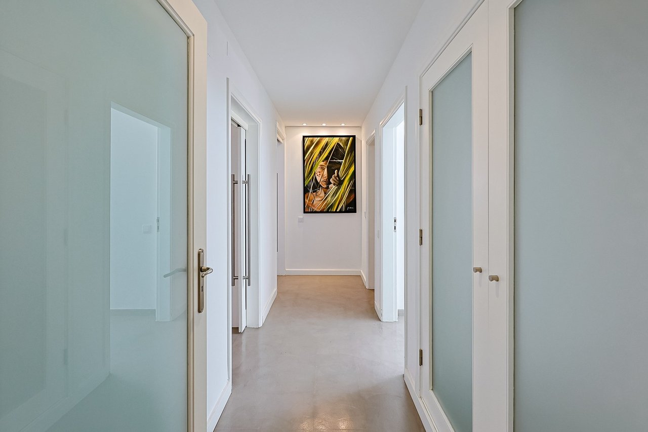 Stylish Renovated 5-Bedroom Villa with Pool in Monte Estoril’s Prestigious Avenida de Portugal