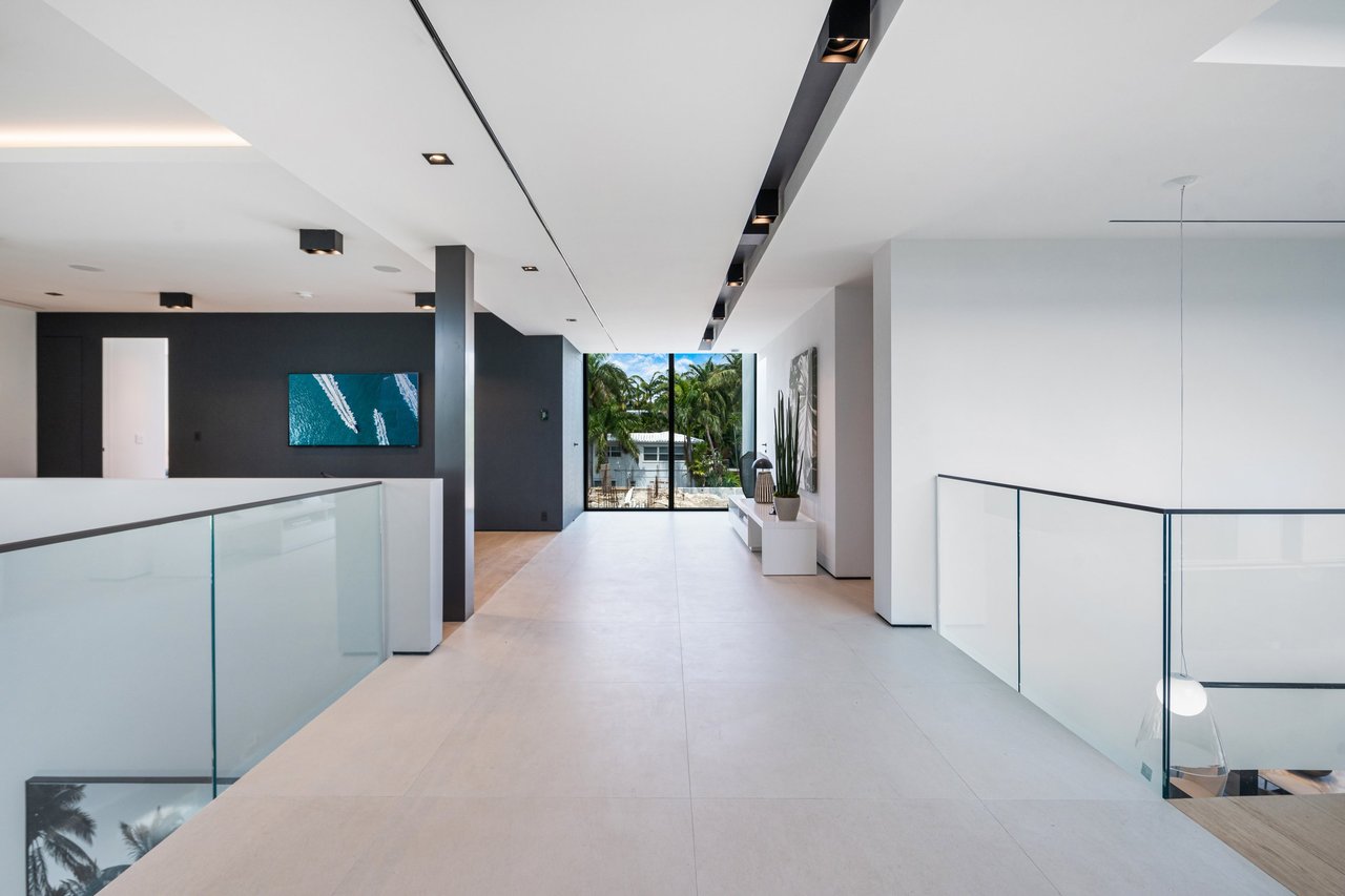 February 2025 | Sabal Development, led by Pascal Nicolai, Finalizes $20.6 Million Sale of Exquisite Venetian Island Estate