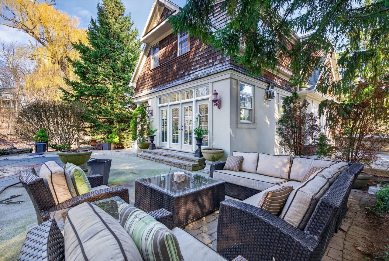  Aldershot Lakeside Elegance