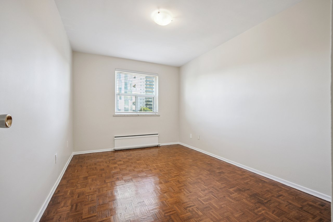 Bright 2 Bedroom Unit in Prime Port Credit Location