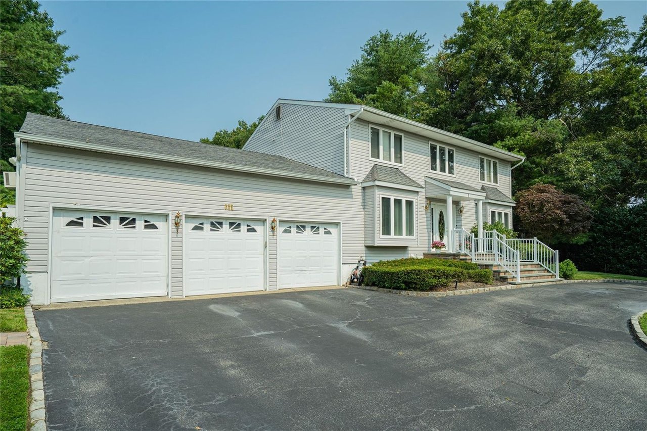 1 Stonehurst Ln