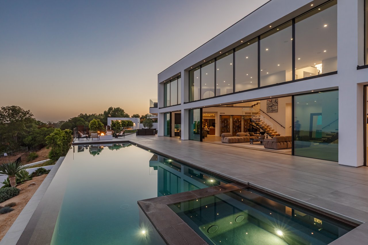 6156 Zumirez Dr