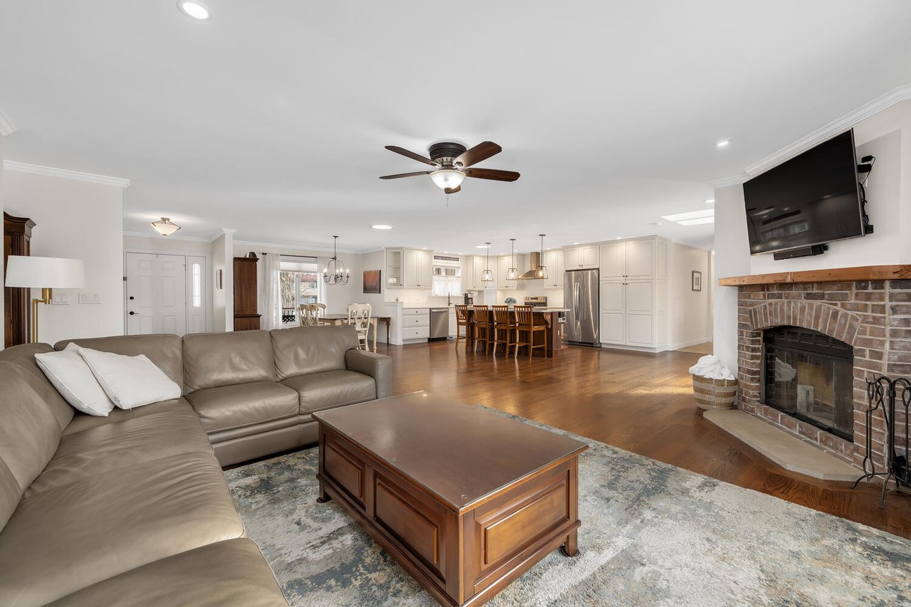 3N010 Woodview Dr West Chicago Sold at $290 Per Square Foot