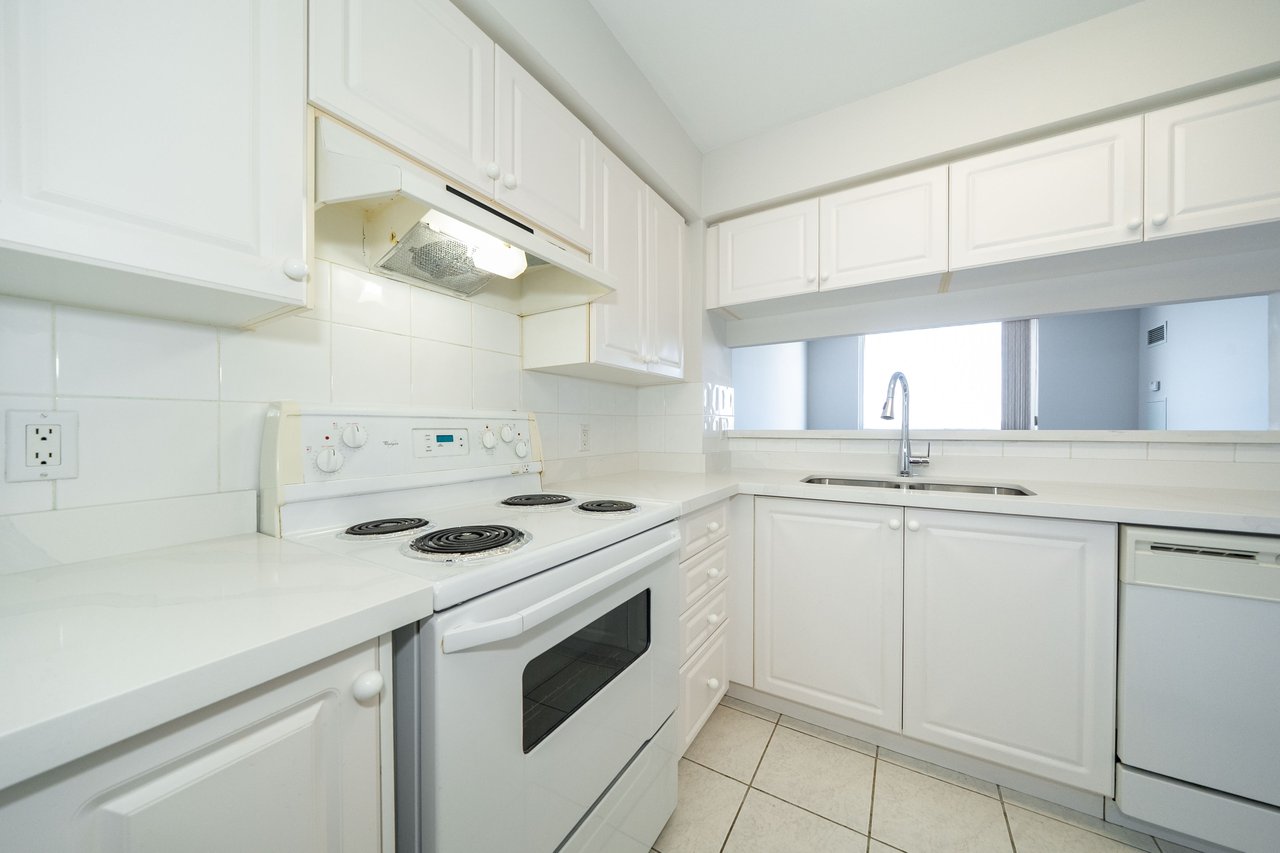 9015 Leslie Street, 807