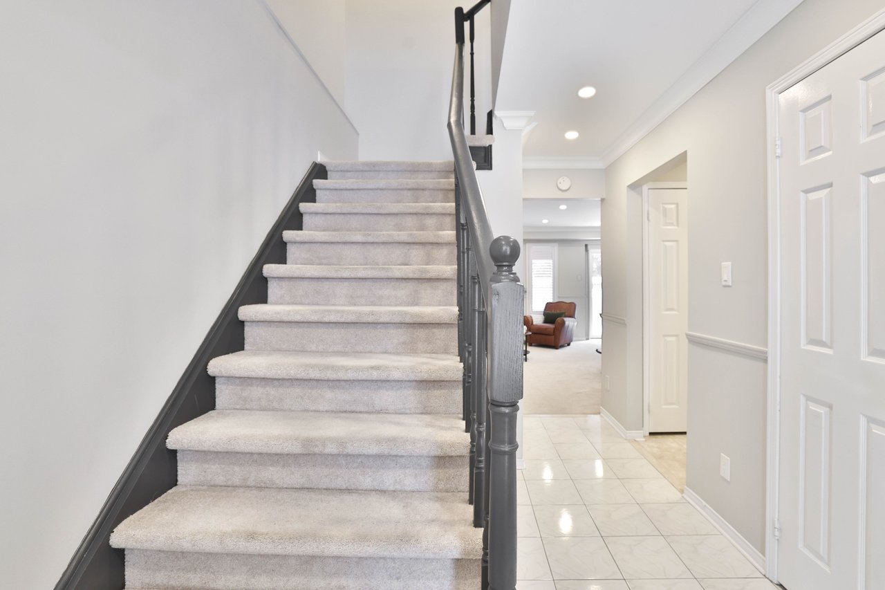 5255 Lakeshore Road 7