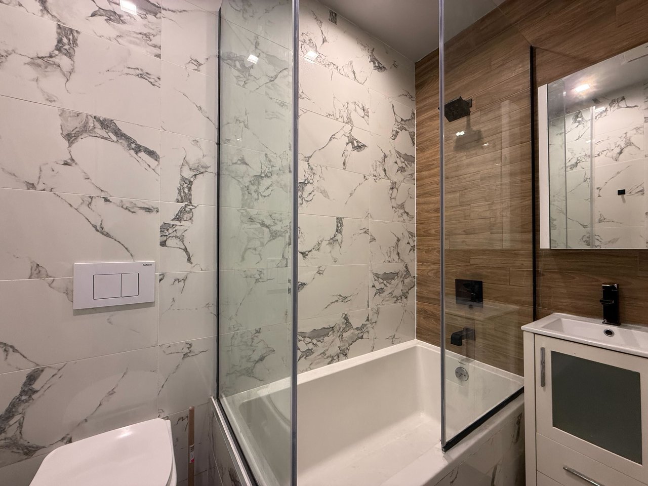 241 Scholes St 2L