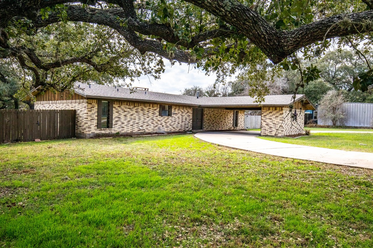 613 W Oak | 3 BR 2 BTH | Goliad, TX