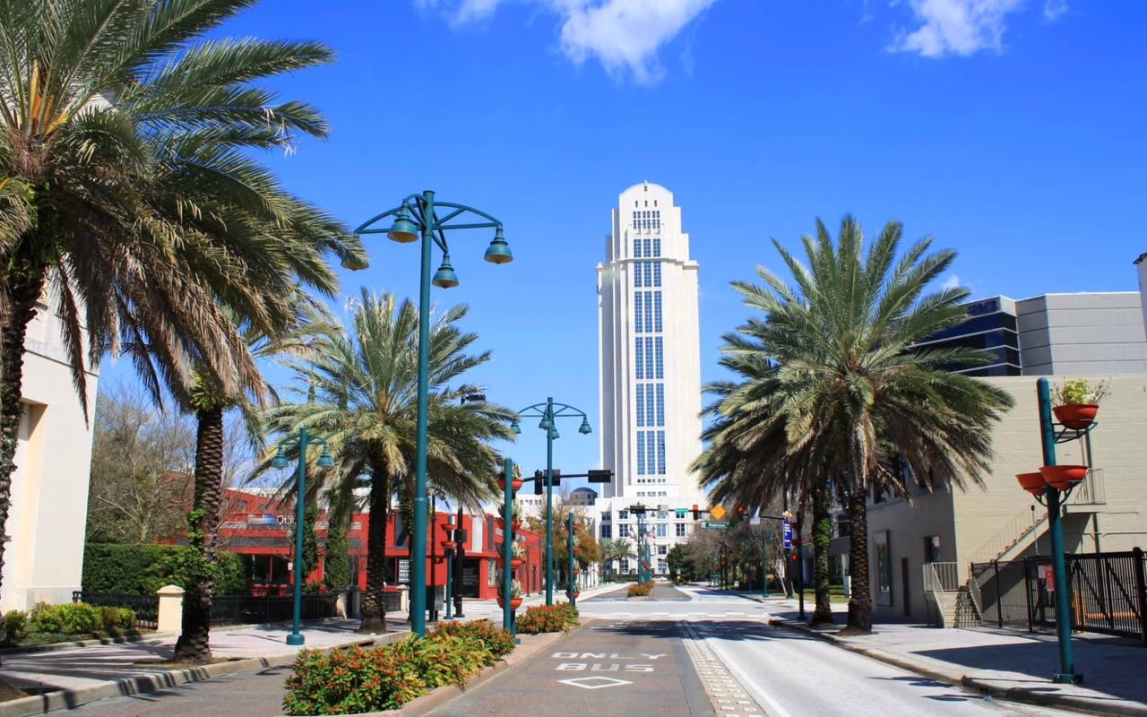 Elegant view of Dr. Phillips Florida showcasing luxury homes, upscale neighborhoods, and proximity to Orlando attractions