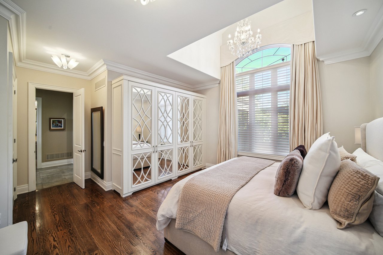 Show-stopping luxury in the heart of Southwest Oakville