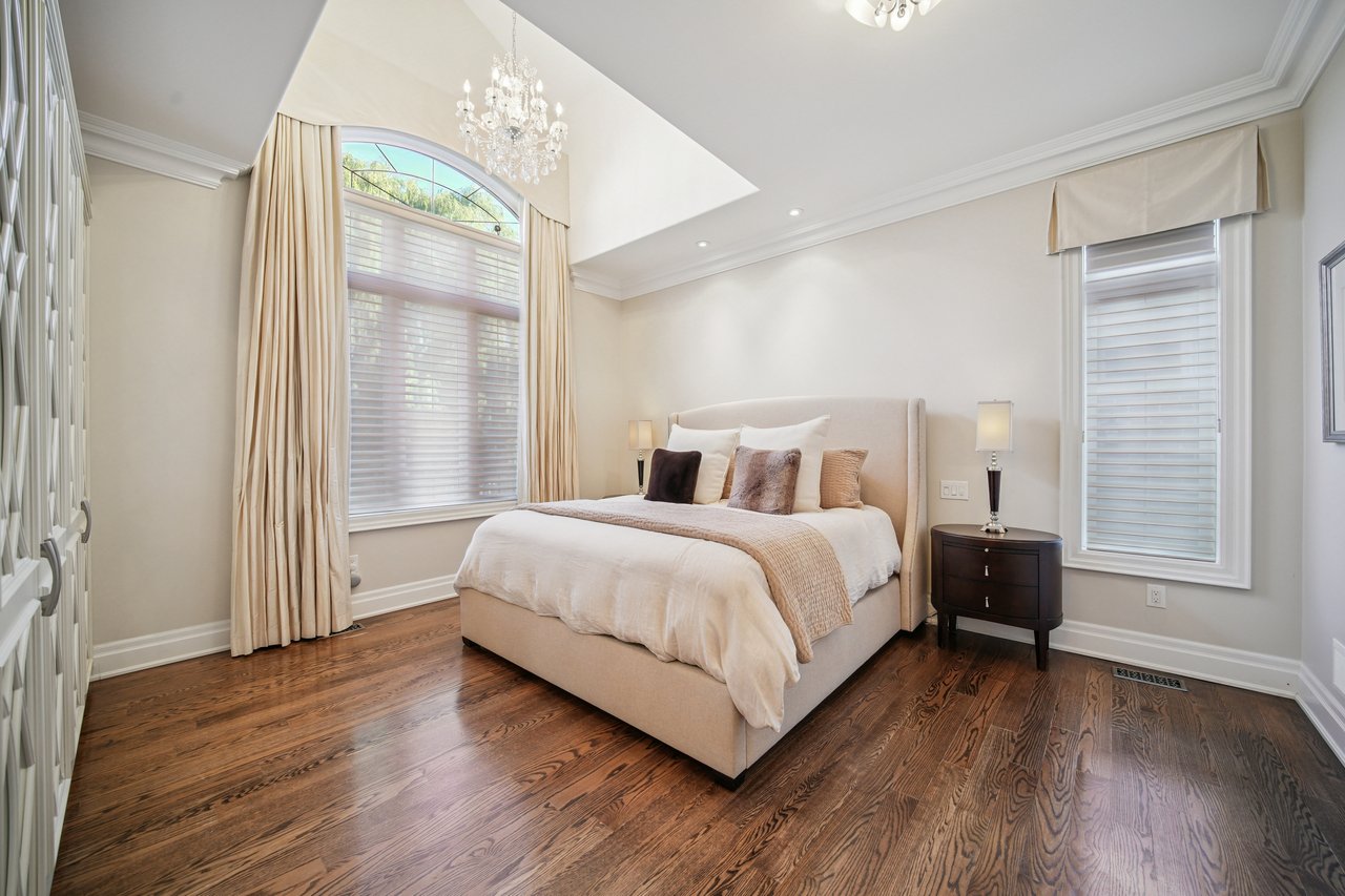 Show-stopping luxury in the heart of Southwest Oakville