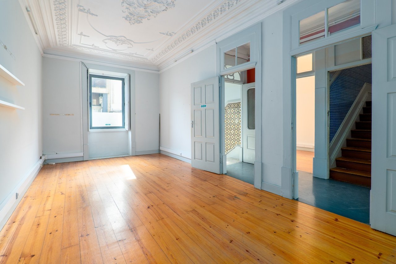 Historic Home for Restoration in Matosinhos, Porto – Prime Coastal Investment Opportunity