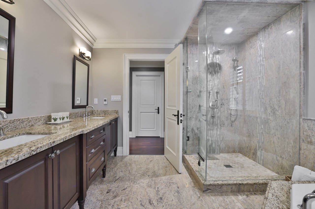 390 Seaton Drive, Oakville